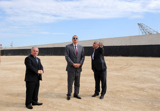 İlham Əliyev Bakı-Ələt avtomobil yolunun 2-4-cü kilometrliyində həyata keçirilən inşaat işlərinin gedişi ilə tanış olub(FOTO)